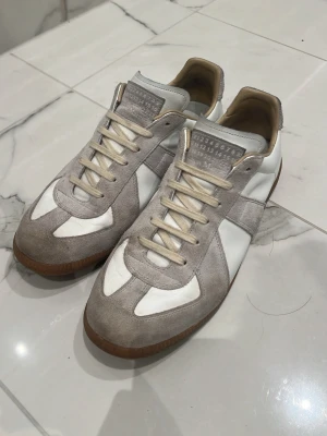 Maison Margiela Gats - Skor i fint skick. Fråga gärna frågor om skorna! Dustbag tillkommer. (Inte lika smutsiga som på bilderna här bara dålig kamera) Pris är inte hugget i sten