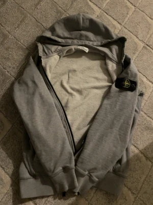 Stone island tröja  - Fet stone island tröja i storlek 170cm, säljer den för att den är för liten. Passar skit bra med gråa eller svarta jeans. Hör av dig vid funderingar!