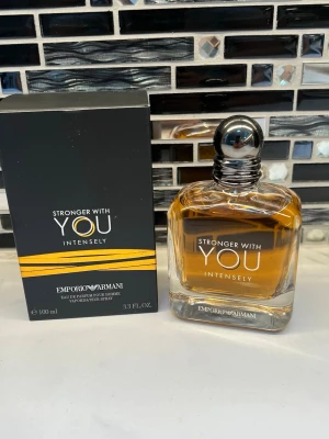 Emporio Armani Stronger With You - Stronger With You Intensely från Emporio Armani, 100 ml. Ingredienser: alkohol, parfym, aqua, limonene, linalool, citronellol, benzyl alcohol, cinnamal, m.fl. Tillverkad i Frankrike. Snygg och modern doft för dig som vill sticka ut.