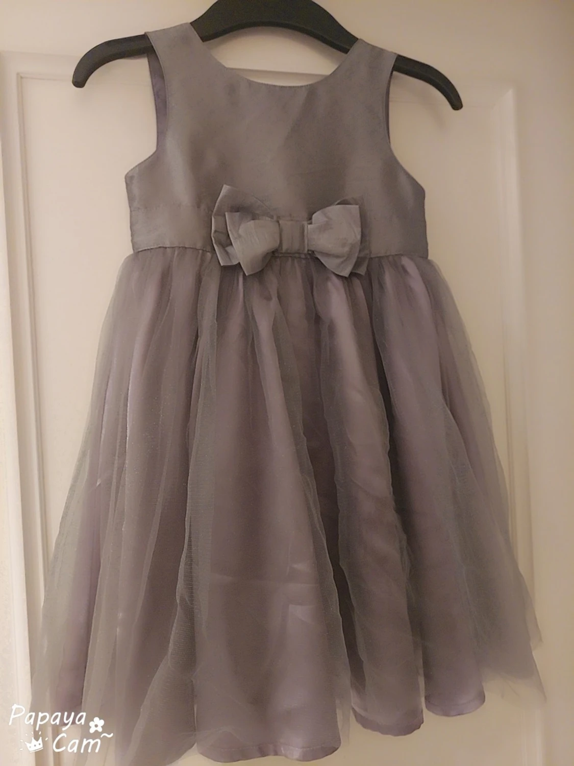 Grå ärmlös klänning med rosett ,4-5år - 2