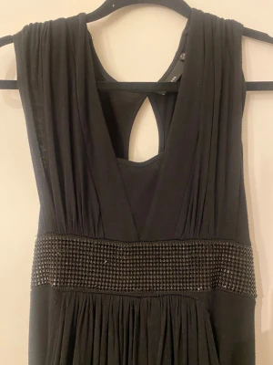 Svart klänning med glittrigt midjeband - Supersnygg klänning!! Strechig och skönt material. Ställ gärna frågor💘💘