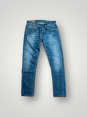 Dondup George Jeans - Tja säljer nu dessa riktigt snygga Dondup jeansen i storlek 32 där nypriset är cirka 4000kr och modellen är George, skick 9/10 vid minsta lilla fundering så är det bara att höra av sig!  Mvh Santén