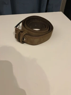 Mocka bälte - Säljer ett helt nytt mocka bälte från bvaldi. Inte använt alls och säljer för bra pris. Kom med förslag. ) 🤗