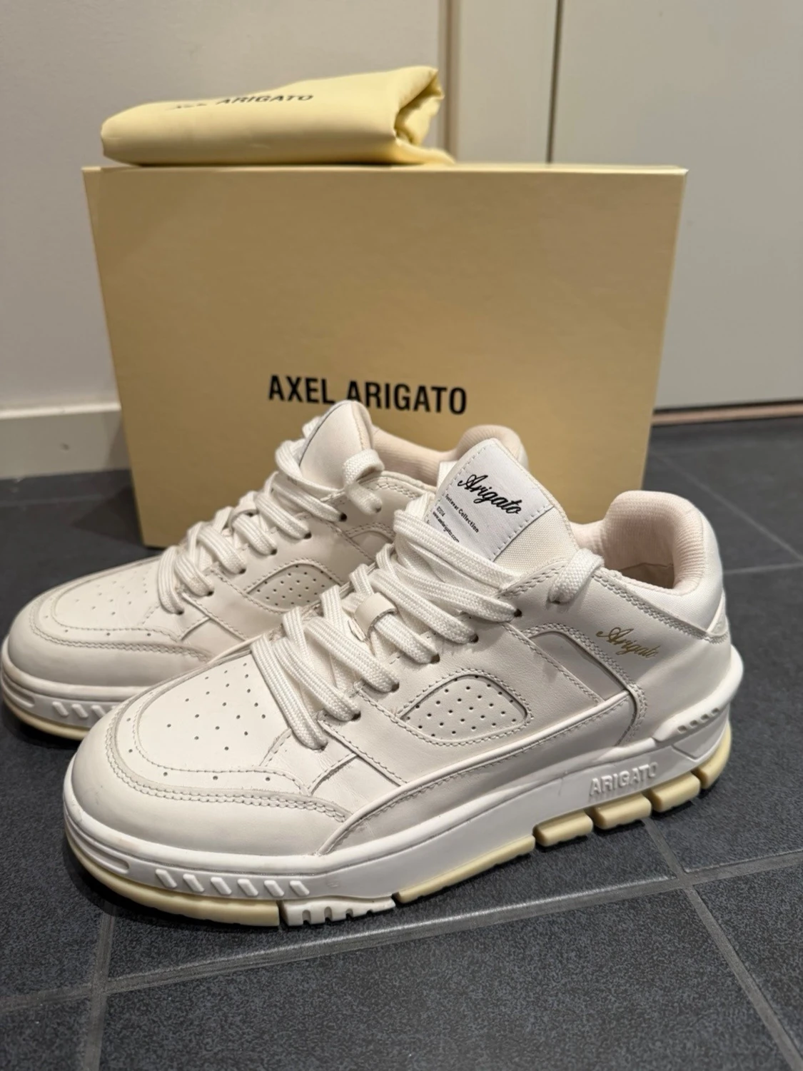 Vita sneakers från Axel Arigato - 2