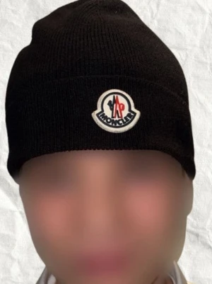 Moncler mössa - Säljer denna moncler Berretto Tricot mössan. Den är i mycket fint skick och knappt använd. Köptes ny i butik. NFC-Scan finns som garanterar äkthet. Hör av er vid minsta funderingar! 