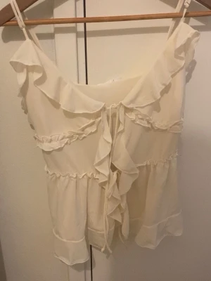 Volang linne - Jätte gullig topp från stradivarius 🤍 går att knyta själv och är lite genomskinlig 