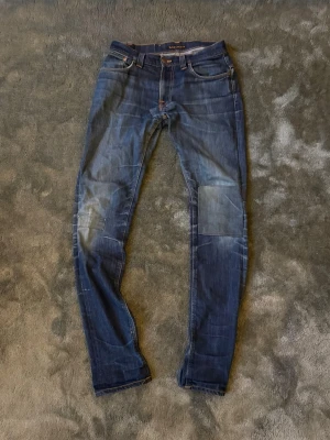 Nudie Jeans thin finn - Feta Blå jeans från Nudie Jeans med kontrastsömmar. Märkta W32 L36 men sitter mer som W31 L32. Kontakta mig om du behöver mått ✅