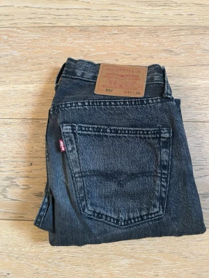 Levis 501 jeans - Detta är ett par 501 Levis jeans i bra skick förutom att det är lite slitet längst ner, vilket händer när man använder de. De är i storlek w27, L28. Det är ett par junior jeans men för killar skulle jag säga. Säg till om ni har frågor! 