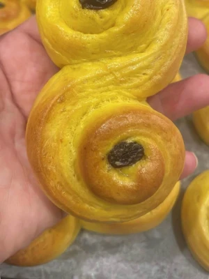 Lussebullar-6kr styck -  Våra lussebullar bakas med äkta smör och riktigt saffran för en fyllig smak och vacker gyllene färg. Vi använder noggrant utvalda ingredienser av hög kvalitet för att ge ett saftigt och smakrikt resultat. Perfekta till fika, advent eller lucia – klassisk njutning till ett bra pris.