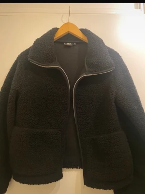 Teddy jacka - Svart och gosig pile teddy jacka💗Köpt från Lager157. Den är jättepopulär och har vart slut ett tag.  Använd ett fåtal gånger, då jag haft en likadan i en annan färg jag använt istället- därav mycket bra skick💗Storlek XS- köpt för 300kr och vid mer info osv hör gärna av dig🫶🏼🫶🏼