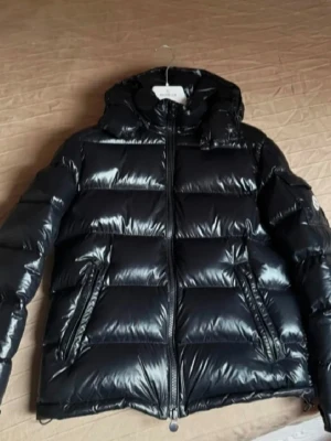 Äkta Moncler Maya svart pufferjacka - Äkta Moncler jacka säljes. Pris kan diskuteras, inga repor kvitto medföljer