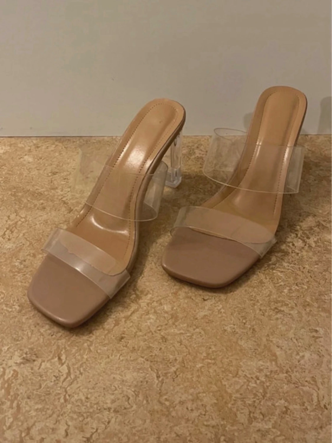 Beige klackpumps med transparent rem