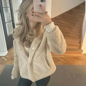 Beige teddyjacka med huva - Säljer en supermjuk och fluffig teddyjacka i beige med huva och fickor från Zara . Skriv om ni har frågor💕💕💕