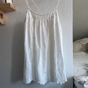 Vit ”shortsklänning” - Vit klänning med inbyggda shorts! Säljer för att den aldrig har kommit till användning!   Den är i ny skick och lappen är kvar!  Klänningen är i storlek M! Ny pris 399kr, nu säljs den för 250kr! Pris går att diskutera!! 🥰