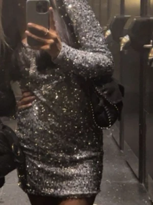 Glittrig klänning - Superfin glittrig klänning som passar perfekt nu till nyår!🩷