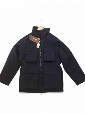 J.Lindeberg jacka - En stilren jacka från J.Lindeberg med prislappen kvar. Den är aldrig använd och i storlek S (stor i storleken) Jackan passar perfekt i skidbacken eller i staden. Den är fodrad med dun och med ett nypris på 4200 kr! God Jul, Sbstyle🎄