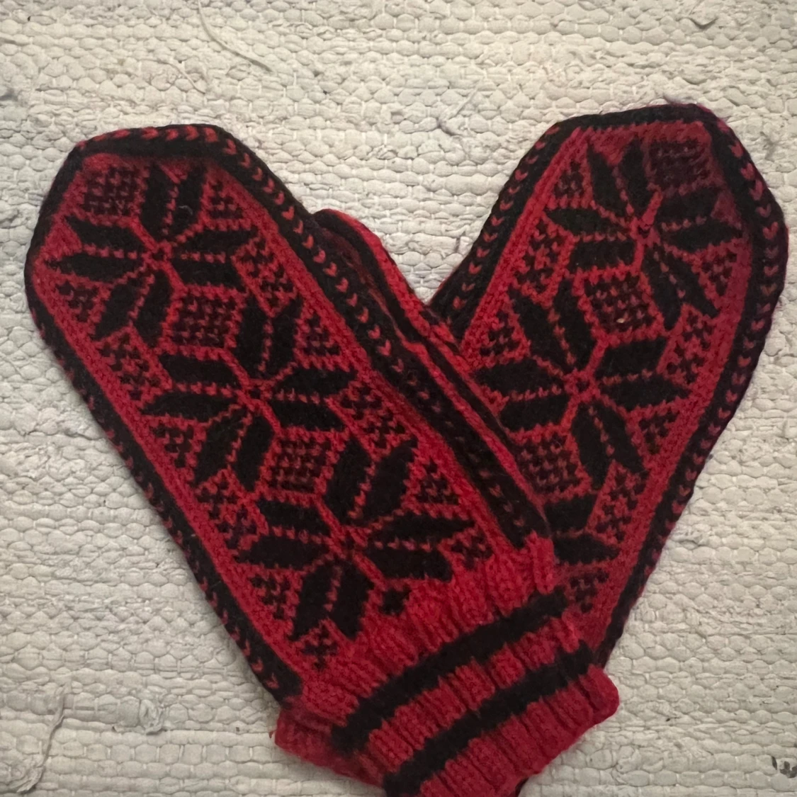 Röda och svarta stickade vantar