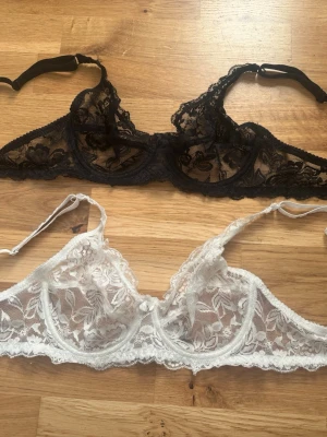Bh-ar  - Två stycken bh i spets, den vita är lite smutsig (se bild)