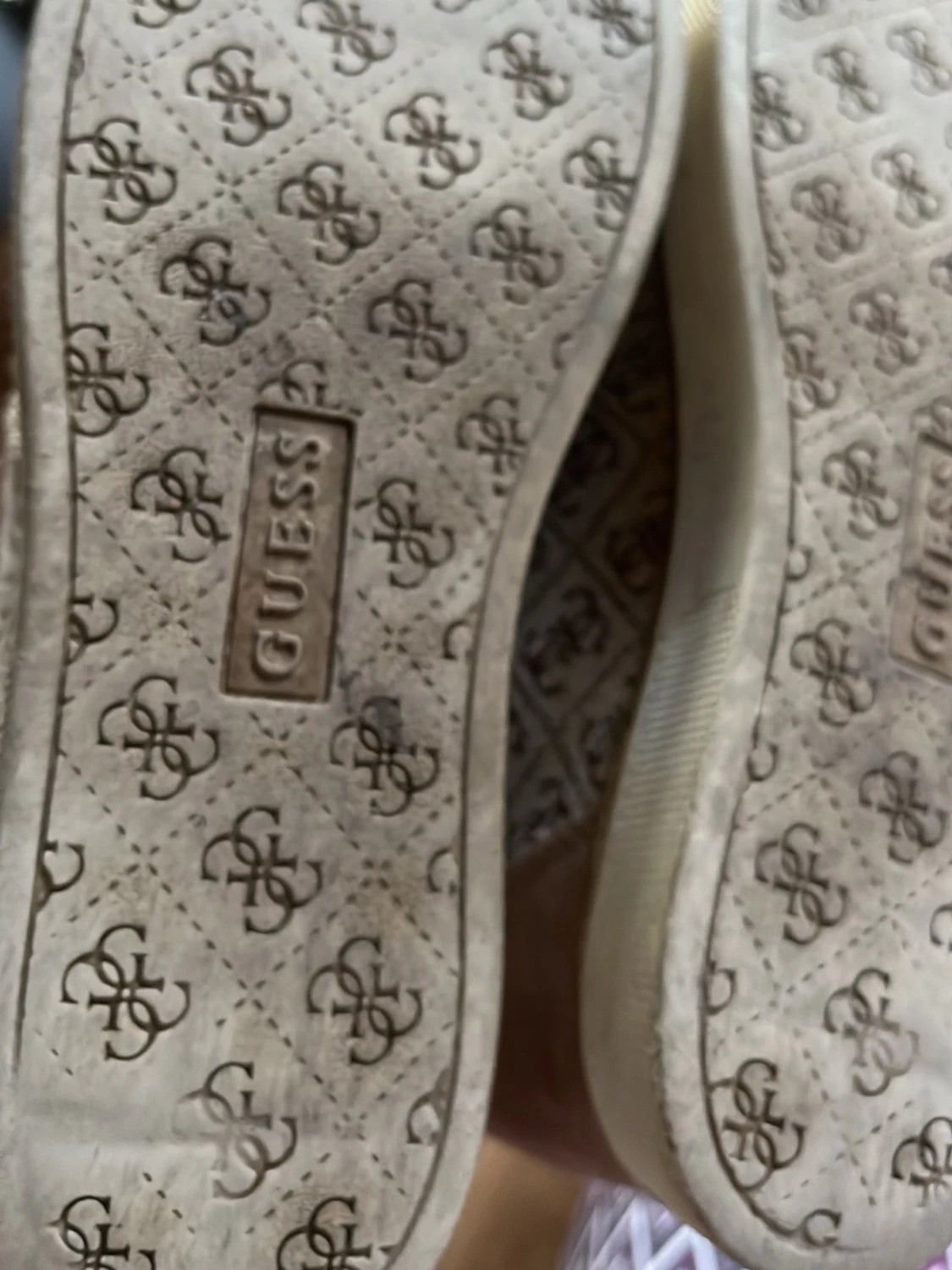 Beige sneakers från Guess med mönster - 3