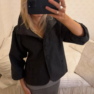 Otroligt jacka - Älskar denna!!!! Helt perfekt modell❤️❤️❤️ står storlek XL men sitter perfekt oversize på mig som brukar ha xs-s