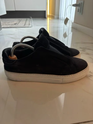 Axel Arigato Laceless Mörkblå - Svarta sneakers från Axel Arigato Laceless, mörkblå färg. Storlek 42. Originalsula tillkommer ej. 