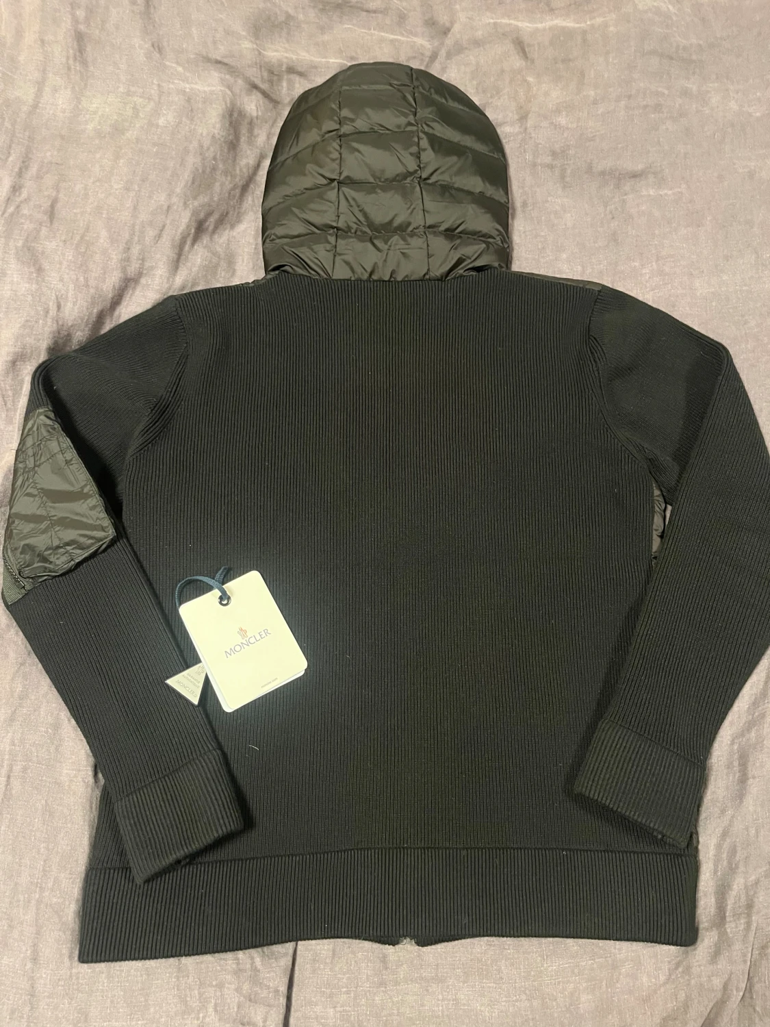 Svart Moncler pufferjacka med huva (har kvitto)  - 1