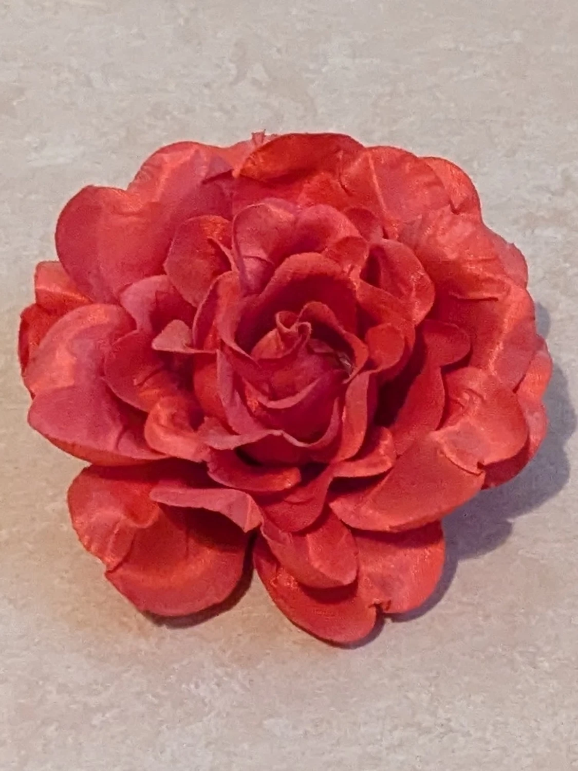 Röd blomformad brosch