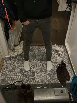 Replay Anbass jeans  - Säljer ett par Replay Anbass jeans i mörkgrå färg, hyperflex. Slim fit med klassisk femficksdesign och snygga detaljer på bakfickorna. Byxorna har låg midja och är tillverkade i stretchig bomullsmix för skön passform. Perfekt för dig som gillar stilrena och moderna jeans.