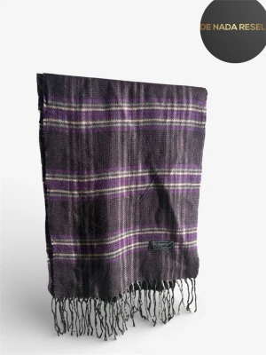  Burberry halsduk - Säljer en halsduk från Burberry. Tillverkad i 100% lammull och har fransar längs nederkanten. Skick 9/10 inga defekter! Hör av dig vid frågor eller funderingar!🙌