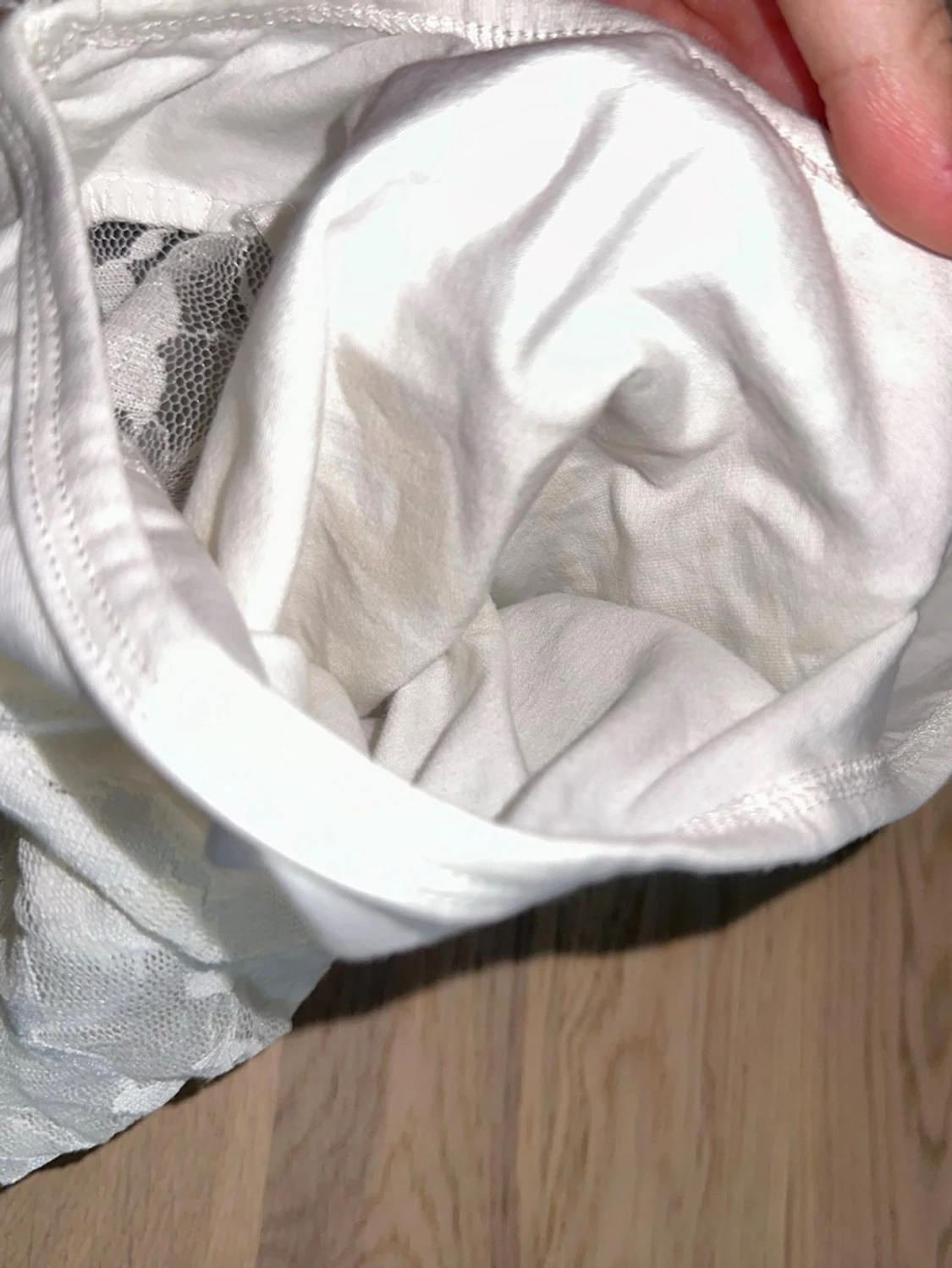 Vit spetsbody med glittertext Vit body - 2