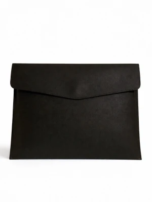 Dator fodral i läder imitation  - Stilrent datorfodral tillverkat av veganskt läder i vattentätt material. Fodralet skyddar din dator effektivt samtidigt som det ger din outfit en extra touch. Modell utan nitar. 🖤Storlek: 34 × 25 cm - passar svarta HP Chromebooks och andra datorer i liknande storlek. Leverans 1-3 arbetsdagar 📦