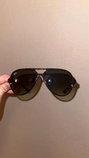 Svart Ray-Ban Avitor cats classic  - Rayban cats 5000 ny pris 1500 kr 