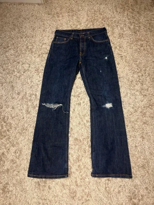 Nudie jeans modell flare glenn herr mörk blå w31 slitningar  - Nudie jeans modell flare glenn storlek w31 Unik fade med snygga slitningar. Nytt skick utan defekter. Postas antigen samma dag som köp eller dagen därpå🙌💯
