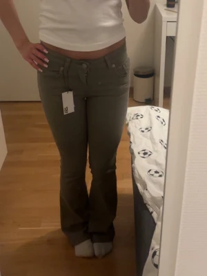Bootcut lågmidjade gröna byxor - Snygga bootcut byxor med låg midja från lager 157, i short modell. Använd en gång och tvättade en gång
