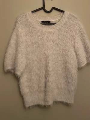 Stickad tröja  - Säljer en vit stickad topp från Gina Tricot. Den är i storlek xl men är tanken att den ska vara en tajt tröja, sällan använd men har använts som en vanlig tshirt som storlek s. Kontakta gärna vid frågor och funderingar