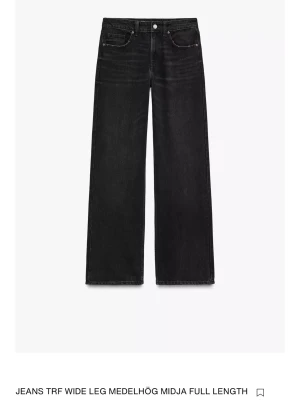 Svarta wide leg jeans med medelhög midja - Snygga svarta jeans från Zara med wide leg och medelhög midja. Full längd och klassisk femficksdesign. Perfekta för dig som gillar en avslappnad och trendig stil. Materialet är jeans och färgen är mörk svart.