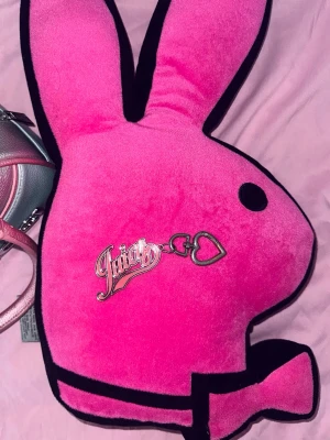 Juicy Couture nyckelring - Säljer en snygg Juicy Couture nyckelring i metall med rosa detaljer. Lite slitage på hjärtat.