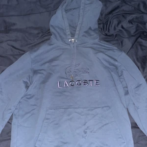 Lacoste hoodie  - Står storlek l men passar mer M