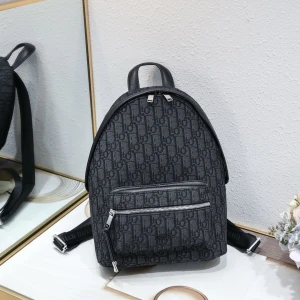 DlOR väska - Rider Backpack Black DlOR Oblique Jacquard. Du har chansen att slå till en diskret DlOR väska. . Dustbag och veriferingskort följer med. Pris 2000 kr. Snabb leverans  📦 Passa på!