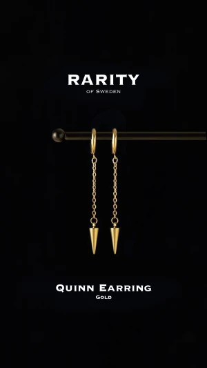 Quinn Earring - Gold: Unika guldiga örhängen med nitar - Otroligt snygga örhängen med nitar i rostfritt stål!! Örhängena är i fin guldig färg och passar så bra för att piffa upp en outfit och lägga till en extra detalj🪽Likt alla andra våra smycken tål dessa örhängen vatten och håller sitt glans länge!! Vid frågor eller funderingar - välkommen att skriva till oss🪽