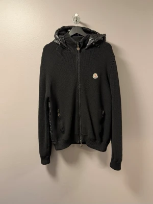 Moncler Cardigan  - ‼️VI TAR EJ BYTEN‼️ Moncler Cardigan | Skick: 8/10 | Storlek XL fits L | Fraktar imom 24 timmar efter affär 📦| Hör av dig vid minsta fråga eller fundering 💭 