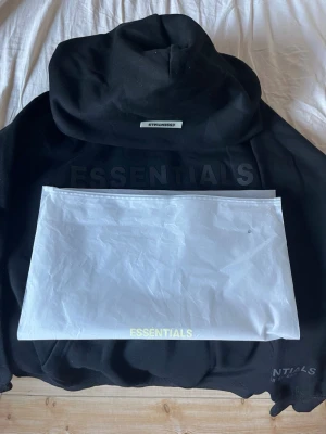 Svart hoodie från Essentials  - Svart hoodie från Essentials