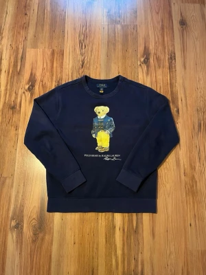 Mörkblå sweatshirt Polo Ralph Lauren - Mörkblå Ralph lauren tjocktröja Storlek XS. Tröjan är i 7/10 skick, finns några fläckar som du kan se på bilden och ett pyttelitet hål i ena ärmen (syns inte dock), ÄKTA RAFFE                                         Skriv om ni har frågor ✌️