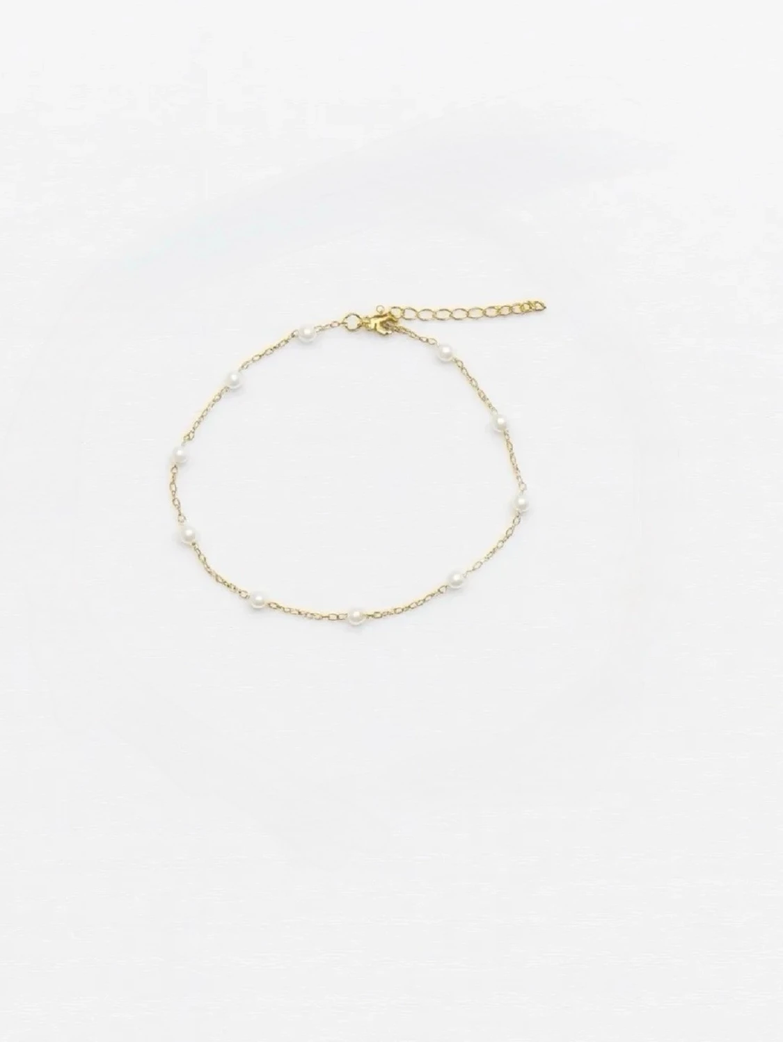 Guldigt  armband med små pärlor