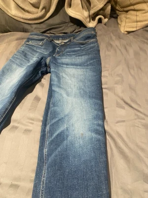 Diesel Jeans - Snygga diesel jeans som jag säljer nu för att jag har växt ur. W29/L32 Skick 8/10 (En pytte liten fläck som syns på första bilden)  Nypris: 1600 (köpt på Åhléns för ca 1 år sedan) Pris: 399 Skriv om du har några frågor eller annat. Pris går att diskutera!