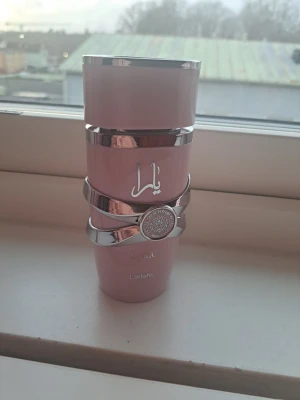 Yara parfym från Lattafa - Upptäck Yara från Lattafa – en parfym i en snygg rosa flaska med silverdetaljer. Perfekt för dig som vill ha något unikt och trendigt i din samling. Märket Lattafa står för modern stil och elegans.