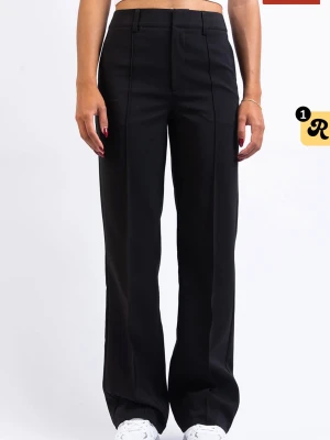 Svarta wide kostymbyxor - Snygga svarta kostymbyxor med wide fit och pressveck framtill. Byxorna har hög midja och klassiska hällor för bälte. Endast använda en gång! I modellen tall (34 midja och 34 längd) passar mig som är 177cm lång 