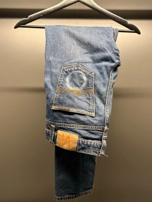 Nudie Jeans Lean Dean - Säljer ett par Nudie jeans i modellen Lean Dean, storlek W29 L32. Bara att skriva för mått, mer bilder eller övriga funderingar!