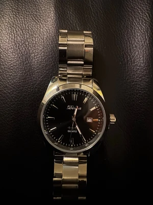  Stilren svart Doventi klocka  - Snygg och clean klocka med metallarmband och svart urtavla. Passar perfekt till sommaroutfits och vardagsbruk. Bra skick. 💰 Pris kan diskuteras vid snabb affär.