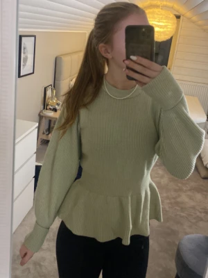 Finstickad tröja med volang - Jättefin oanvänd stickad tröja från NA-KD med volang längst ner, jätteskön och prislappen kvar!                                                          NYPRIS: ca 500-600kr